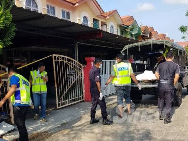 Anggota polis membawa keluar mayat mangsa untuk dibawa ke Hospital Tumpat.