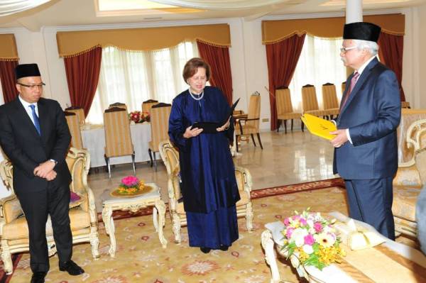 Zeti membuat bacaan lafaz zakad perniagaan di hadapan Tuanku Muhriz.