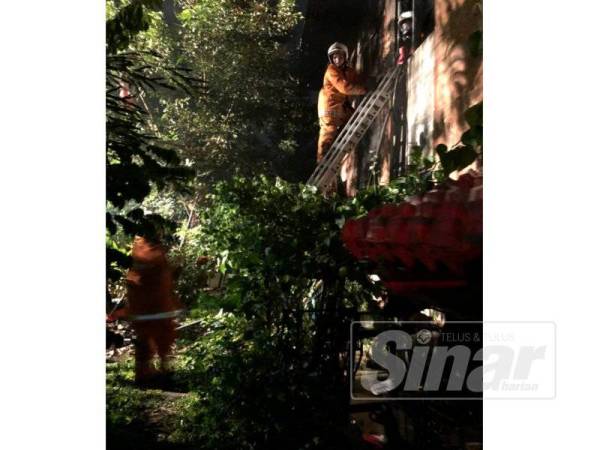Anggota bertugas terpaksa menggunakan tangga dan memotong jeriji besi bagi menyelamatkan mangsa.