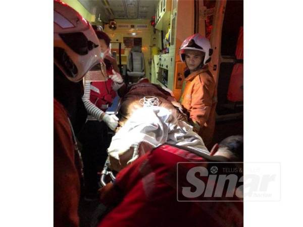 Mariam dikejarkan ke Hospital Melaka akibat terhidu asap setelah rumahnya di Taman Bukit Katil di sini terbakar, malam tadi.