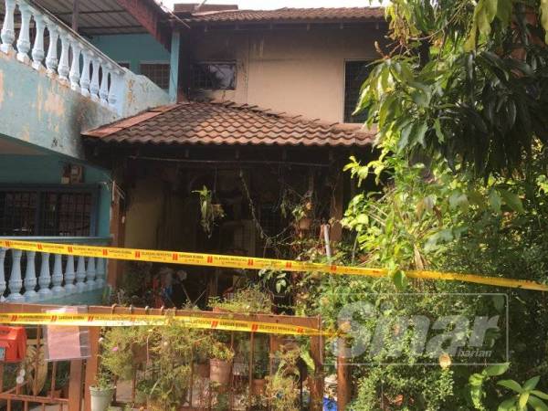 Keadaan rumah warga emas tersebut di Taman Bukit Katil setelah mengalami kebakaran, malam tadi.
