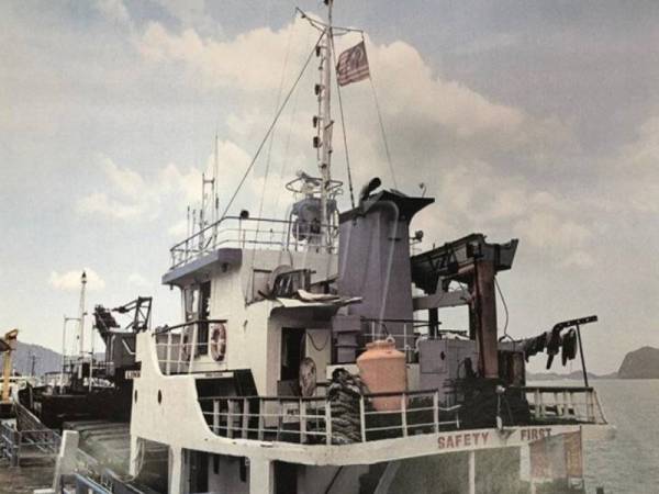 Kapal dagang berdaftar di Mongolia yang membawa rokok putih seludup ketika ditahan di Perairan Kuah, Langkawi, Kedah, hari ini.
