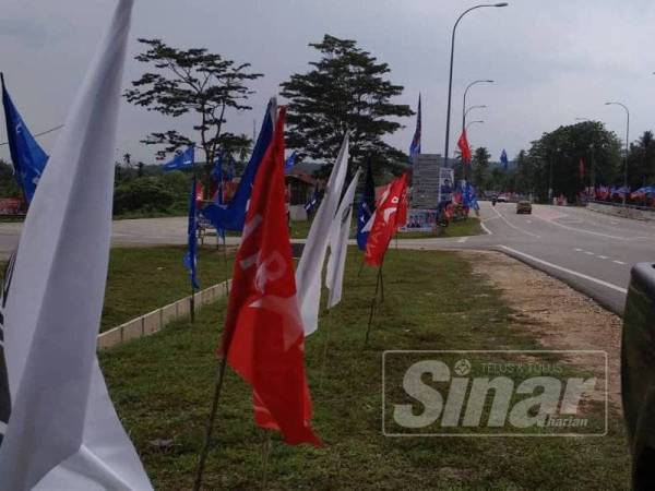 Bendera putih mewakili Mohd Nor yang kelihatan di beberapa lokasi di Rantau.