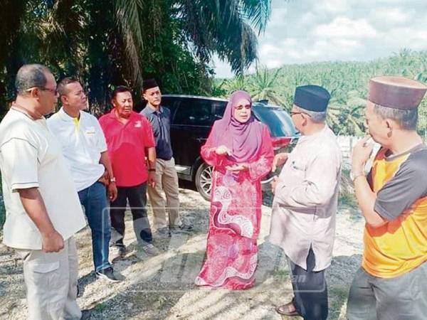 Rashidah (tiga dari kanan) meninjau masalah di Tanah Perkuburan Islam Felda Pasir Raja.
