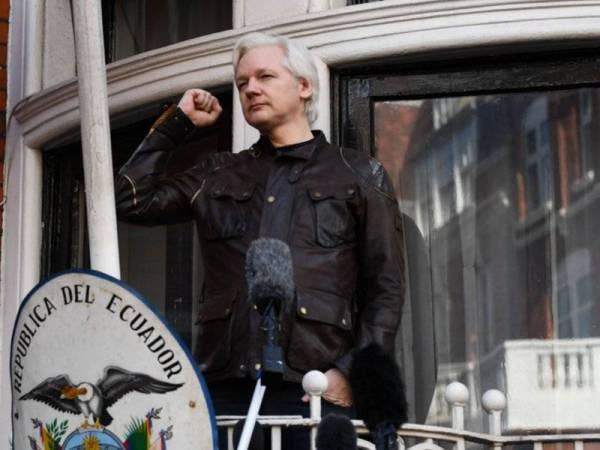 Pengasas WikiLeaks Julian Assange berucap dari balkoni kedutaan Ecuador di London pada 19 Mei 2017. - Foto AFP
