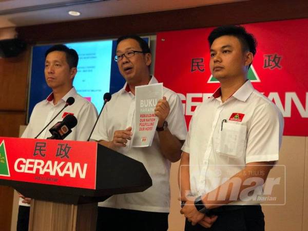 Dominic (tengah) pada sidang akhbar pembentangan laporan prestasi PH antara Januari hingga Mac 2019 di pejabat Gerakan di Kuala Lumpur, hari ini.