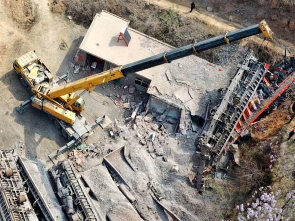 Keretapi 25 gerabak tergelincir daripada landasan dan merempuh sebuah rumah di wilayah Henan, China pada Rabu.
