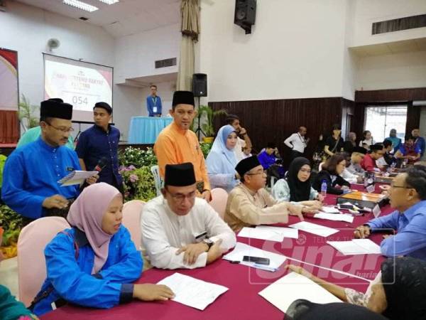 Adly (tengah) sidang melayani rakyat ketika program Bertemu Rakyat Perdana di Dewan Hang Tuah, di sini hari ini.