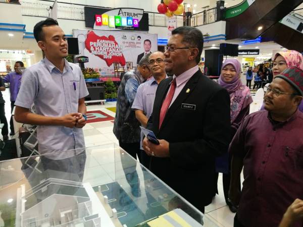 Dzulkefly mendengar penerangan peserta pameran karnival ketika membuat lawatan selepas merasmikan Karnival Perumahan dan Hartanah Negeri Johor 2019 di sini, hari ini.
