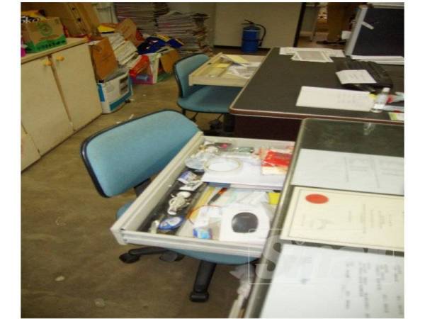 Laci meja yang diselongkar dan ditinggalkan berselerakan.
