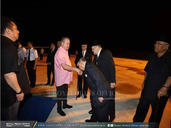 Sultan Johor selamat tiba di Hangar Diraja Lapangan Terbang Antarabangsa Senai, hari ini. - Foto Royal Press Office