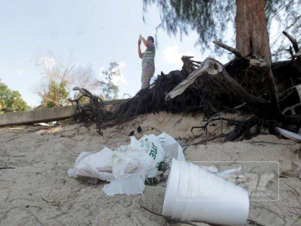 Penduduk kampung berharap agar pengunjung yang datang tidak mementingkan diri dengan turut membantu membersihkan sampah.