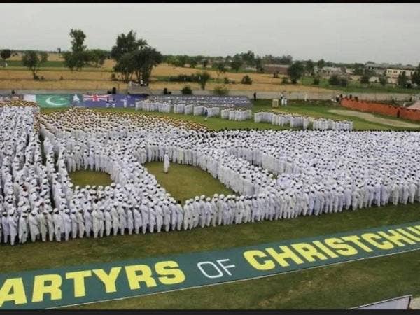 Ribuan warga Pakistan membentuk imej Masjid al-Noor di bandar Jhang semalam. - Foto AFP