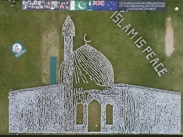 Ribuan warga Pakistan membentuk imej Masjid al-Noor di bandar Jhang semalam. - Foto AFP