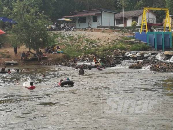 Pengunjung mandi manda di Sungai Viral.