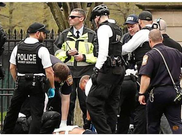 Seorang lelaki menerima rawatan selepas membakar jaketnya di depan Rumah Putih. - Foto Reuters