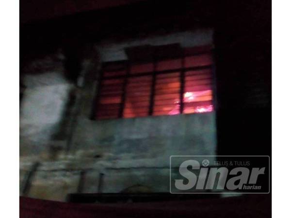 Anggota bomba dan penyelamat mengawal kebakaran di premis yang dijadikan rumah kongsi dalam kejadian di ibu negara, awal pagi tadi.