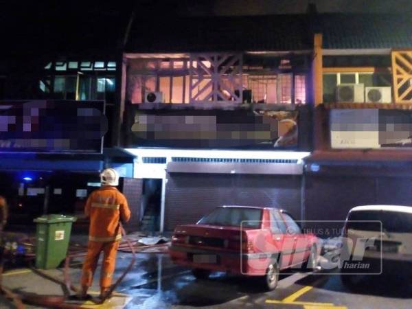 Anggota bomba dan penyelamat mengawal kebakaran di premis yang dijadikan rumah kongsi dalam kejadian di ibu negara, awal pagi tadi.