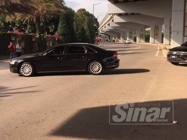 Kenderaan Osman (depan) memasuki pekarangan Istana Pasir Pelangi, di sini, sebentar tadi.