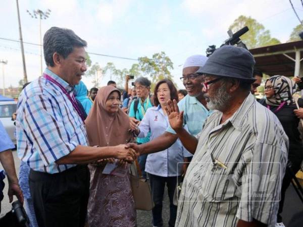 Mohamad ditemui media selepas mengundi di Sekolah Rendah Jenis Kebangsaan (SRJKC) Chung Hwa Rantau di sini, hari ini.- Foto Adam Amir Hamzah
