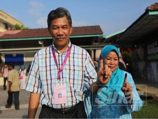 Mohamad ditemui media selepas mengundi di Sekolah Rendah Jenis Kebangsaan (SRJKC) Chung Hwa Rantau di sini, hari ini.- Foto Adam Amir Hamzah
