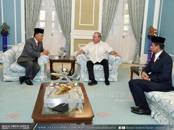Sultan Ibrahim Sultan Iskandar menerima mengadap Menteri Besar Johor, Datuk Osman Sapian yang dikongsikan di laman Facebook rasmi baginda, hari ini. Foto: FB Sultan Ibrahim Sultan Iskandar