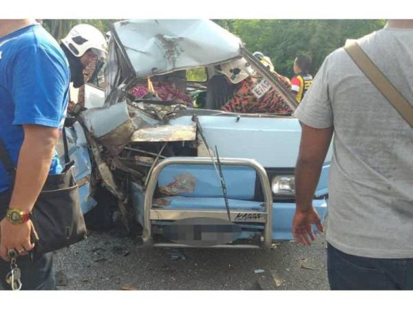 Anggota bomba membantu mengeluarkan mangsa yang tersepit. - Foto Ihsan Bomba dan pembaca.
