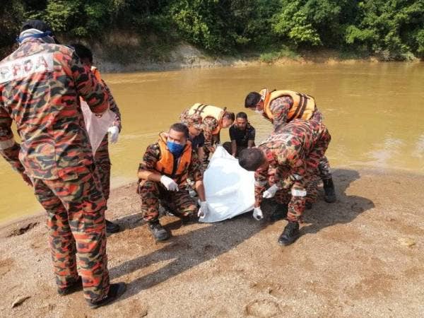 Mayat mangsa yang ditemui terapung tiga kilometer dari lokasi kejadian. - Foto Bomba Pahang