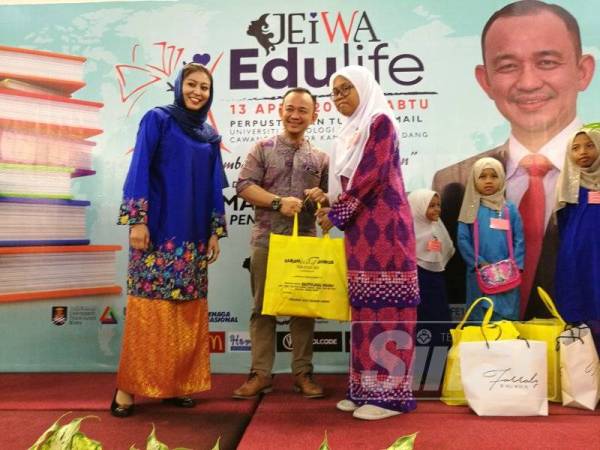 Maszlee menyampaikan sumbangan kepada salah seorang penerima dalam Program Edulife di sini, hari ini.