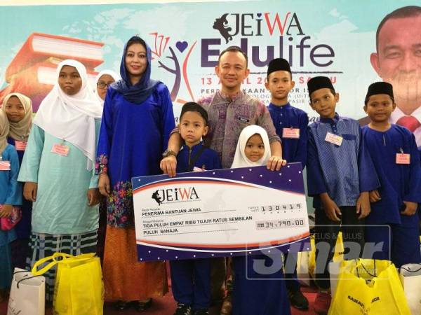 Maszlee dan Presiden Jeiwa, Fadilah Nizar (dua, kiri) bersama anak-anak yang menerima sumbangan pada Program Edulife di sini, hari ini.