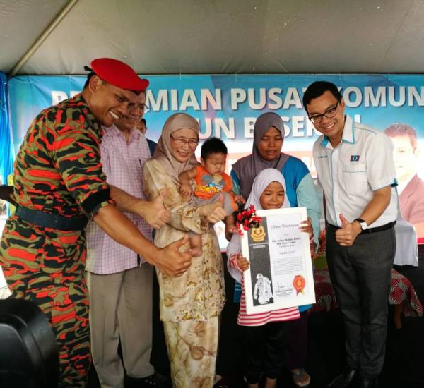 Dr Wan Azizah diiringi Pengarah Jabatan Bomba dan Penyelamat Malaysia (JBPM) Pahang, Norhisham Mohamad, Saifuddin dan Chean Chung menyampaikan sijil penghargaan kepada adik Nik Intan Nabila Nik Fauzi Izani, 8 atas keberaniannya menyelamatkan adik berusia lapan bulan setelah rumah mereka di Batu Hitam di sini terbakar, Mac lalu.