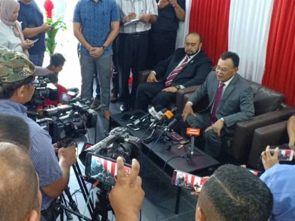 Osman mengadakan sidang media selepas mengadap Sultan Ibrahim berhubung peletakan jawatannya sebagai Menteri Besar Johor di Pejabat Bersatu hari ini. - Foto: Raja Jaafar Ali