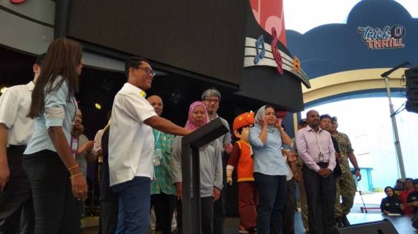 Ahmad Faizal menyempurnakan perasmian Program STEM Waves Perak di MAPS, Bandar Meru Raya, di sini.