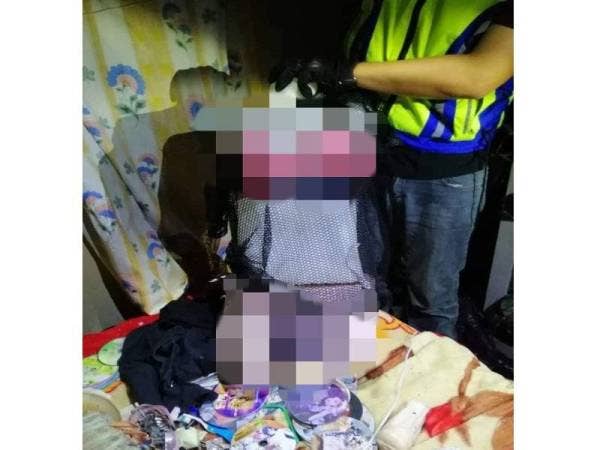 Patung wanita yang ditemui dalam bilik seorang penagih lelaki berusia 48 tahun. - Foto Ihsan AADK Miri