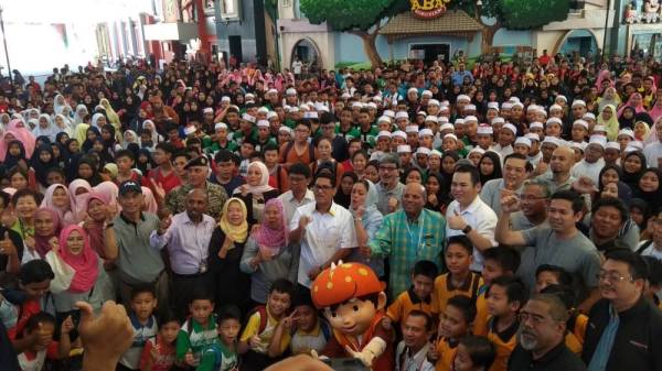 Ahmad Faizal bersama peserta Program STEM Waves Perak di MAPS, Bandar Meru Raya di sini hari ini.