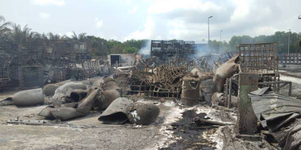 Kepulan asap masih kelihatan di sekitar kawasan kilang.