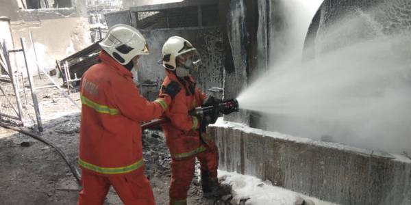 Anggota bomba dan penyelamat giat melakukan kerja-kerja 'overhaul' bagi memastikan tiada sumber yang boleh mengeluarkan api.