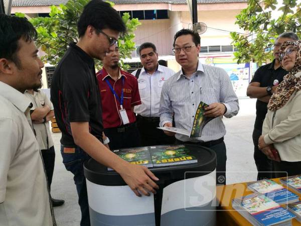 Jimmy mendengar penerangan tentang langkah penjimatan elektrik pada Karnival Jom Jimat Elektrik anjuran UTM, Skudai di Sekolah Tun Fatimah, hari ini.