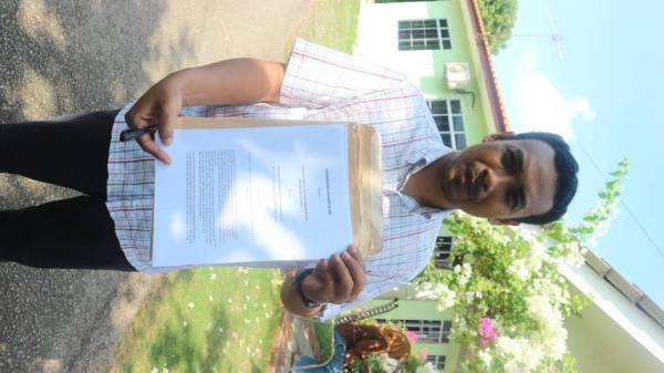 Muazir menunjukkan memorandum yang akan dihantar kepada Mukhriz hari ini.