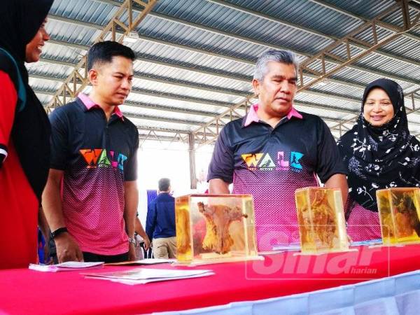 Mohd (tengah) melihat antara contoh sebenar organ yang diserang kanser antaranya paru-paru yang dipamerkan sempena Kempen Hidup Aktif – Walk Peringkat Negeri 2019 di Dataran Shahbandar di sini hari ini.