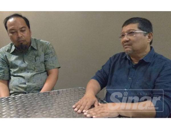 Abdul Manap (kanan) bersama Ahmed Razman ketika ditemui selepas Seminar Ekonomi Hutang di sebuah hotel, hari ini.