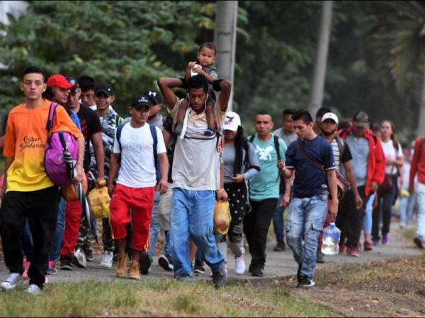 Imigran Amerika Tengah dari Honduras merentasi sempadan Mexico dalam perjalanan menuju Amerika Syarikat. - Foto AFP