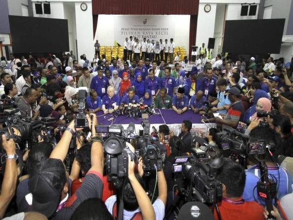 Calon BN Datuk Seri Mohamad Hasan bercakap pada sidang media selepas diumumkan memenangi kerusi DUN Rantau di Pusat Penjumlahan Undi di Dewan Sekolah Rendah Jenis Kebangsaan (C) Bandar Sri Sendayan malam ini. -Foto Bernama