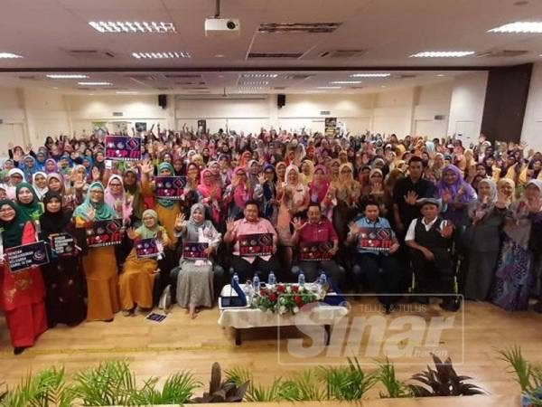 Chin Li (duduk, tengah) bersama peserta yang hadir pada Program Stop It, Survive (SIS) -Hentikan Keganasan Terhadap Wanita anjuran Yayasan Pembangunan Keluarga Darul Ta’zim (YPKDT) di Pusat Kegiatan Masyarakat Kemas Tangkak.