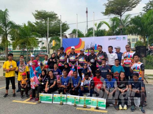 Pemenang bergambar bersama penganjur dan penaja.