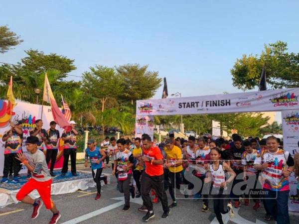 Pelepasan peserta larian terbuka 10km.