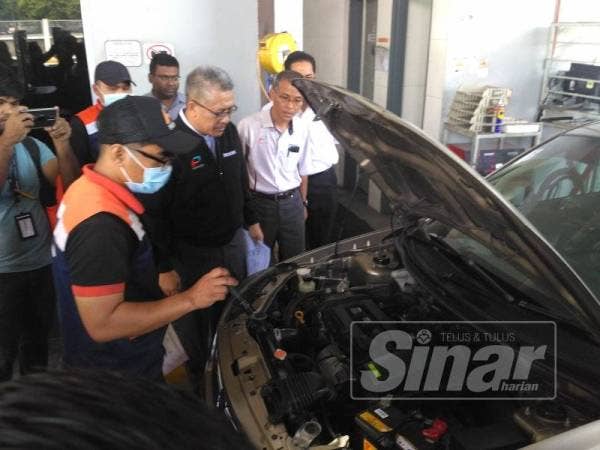Shukor (dua dari kiri) meninjau kenderaan e-hailing yang menjalani pemeriksaan.