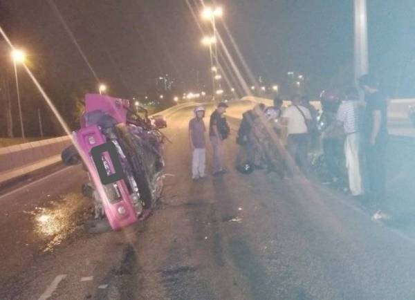 Kereta dinaiki mangsa terbalik dalam kelamagan Jalan Lingkaran Dalam kira-kira jam 1 pagi.
