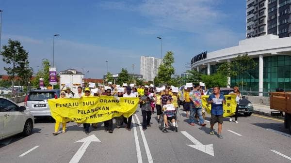 Penduduk berarak menuju ke jalan besar, Lebuhraya Sungai Besi.