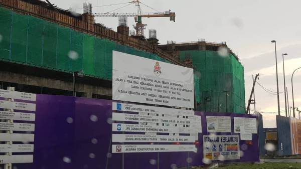 Notis penutupan jalan. 